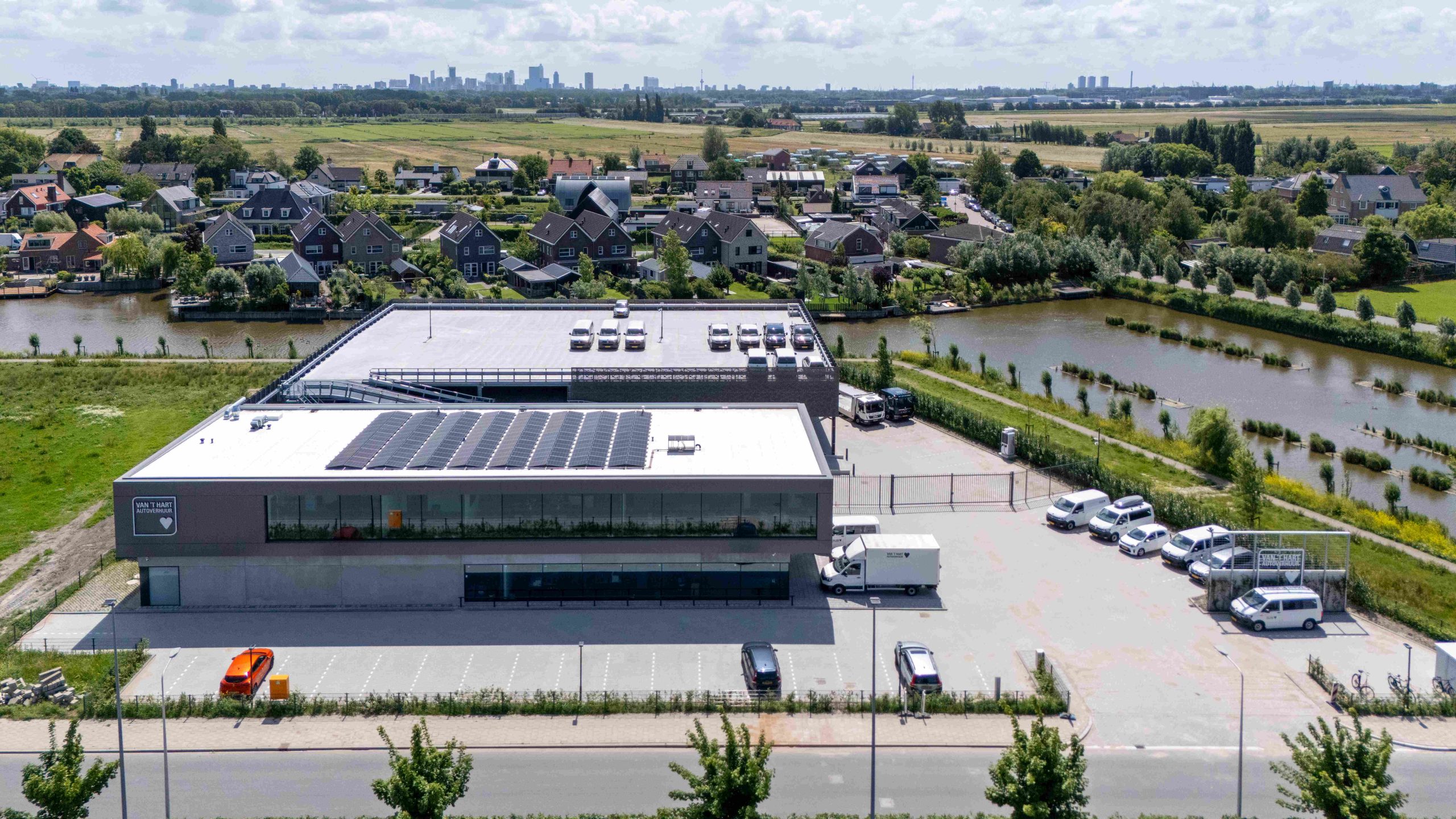 Van 't Hart Autoverhuur bedrijfspand van boven